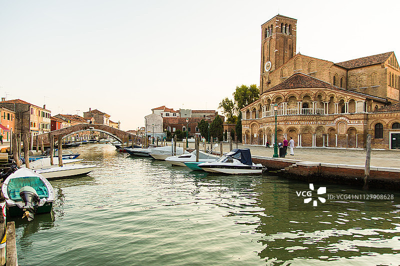 穿过意大利威尼斯的街道和运河图片素材