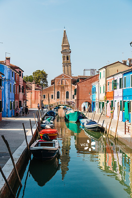 穿过意大利威尼斯的街道和运河图片素材