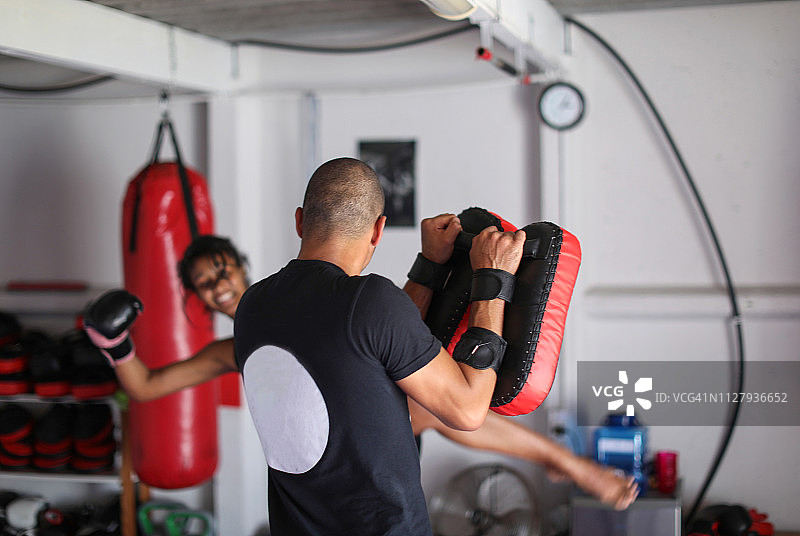 年轻女子进行格斗训练图片素材