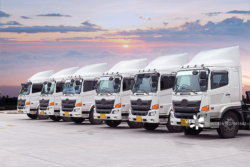 新型运输卡车车队图片素材