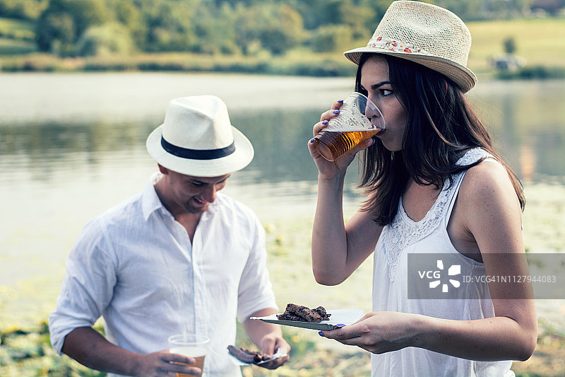 朋友们在烧烤野餐图片素材