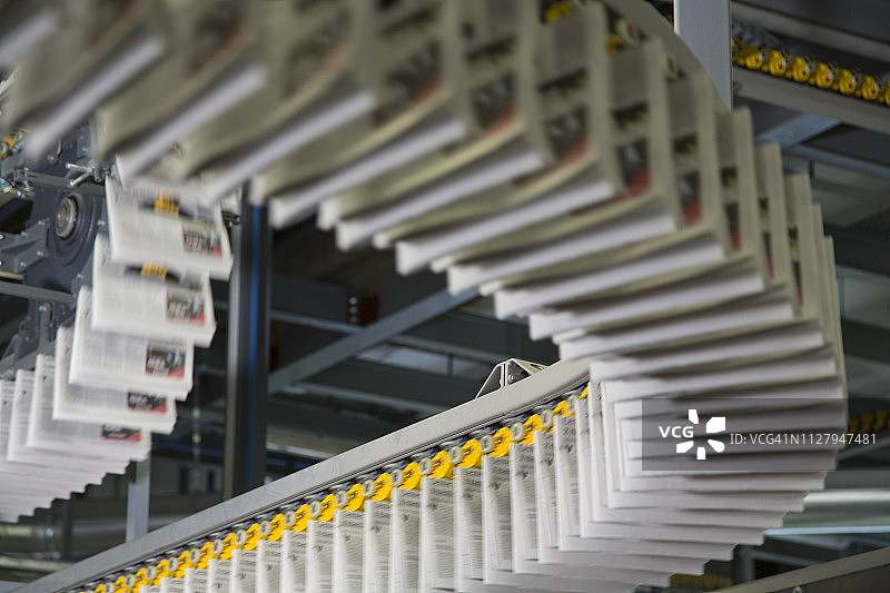 印刷厂的报纸传送带图片素材