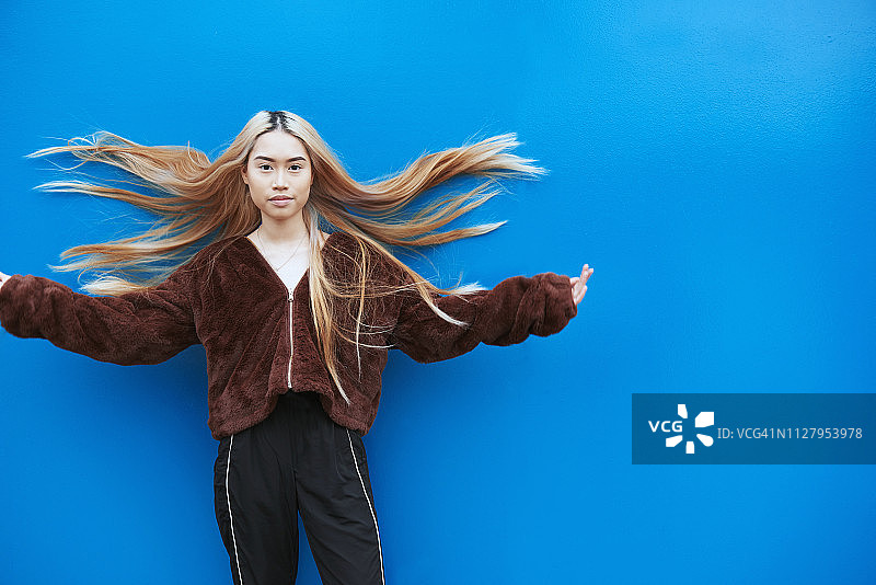 女人甩动长发图片素材