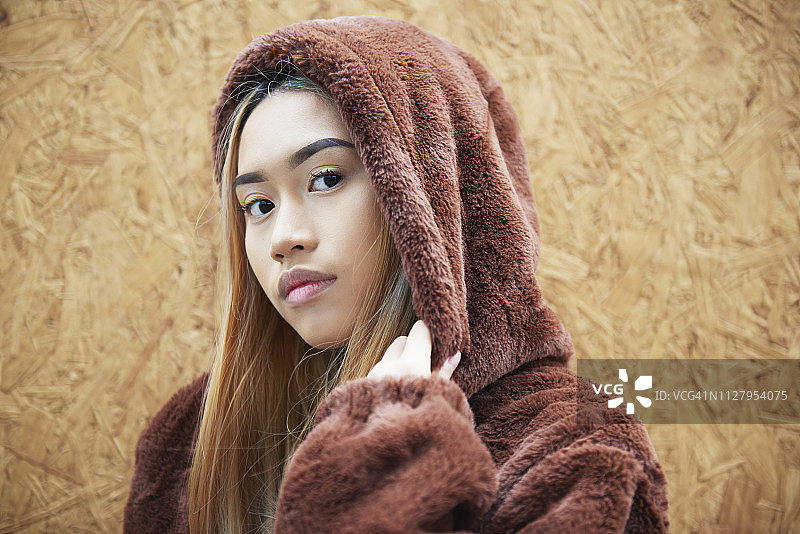 身穿带帽夹克的年轻女子肖像图片素材