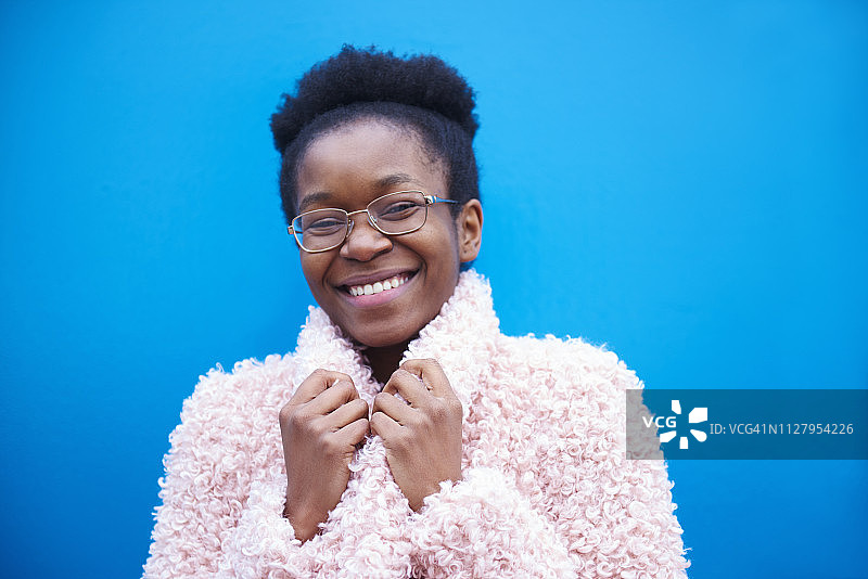 看着镜头的年轻女子在微笑图片素材