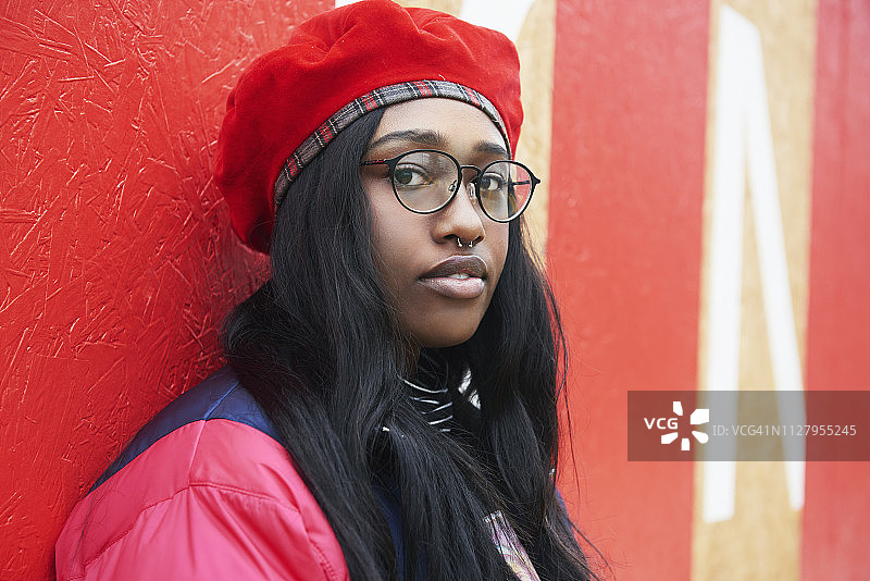 看着镜头的时尚年轻女子图片素材