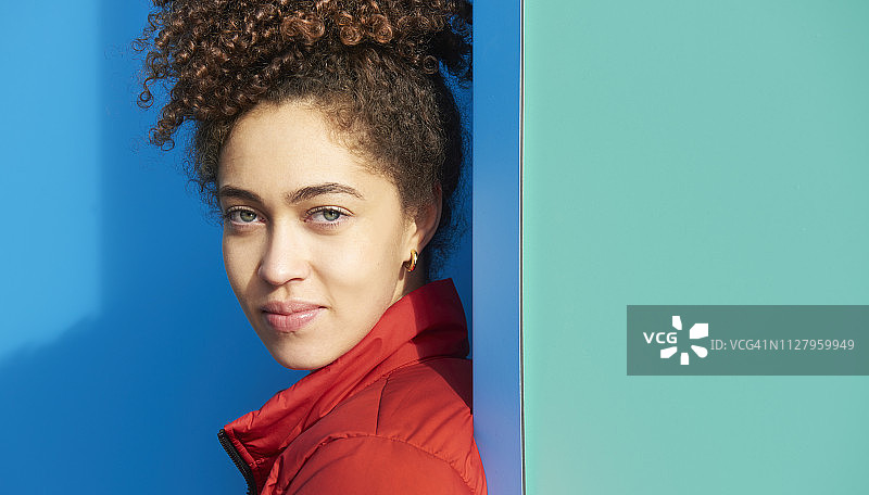 看镜头的年轻女子肖像图片素材