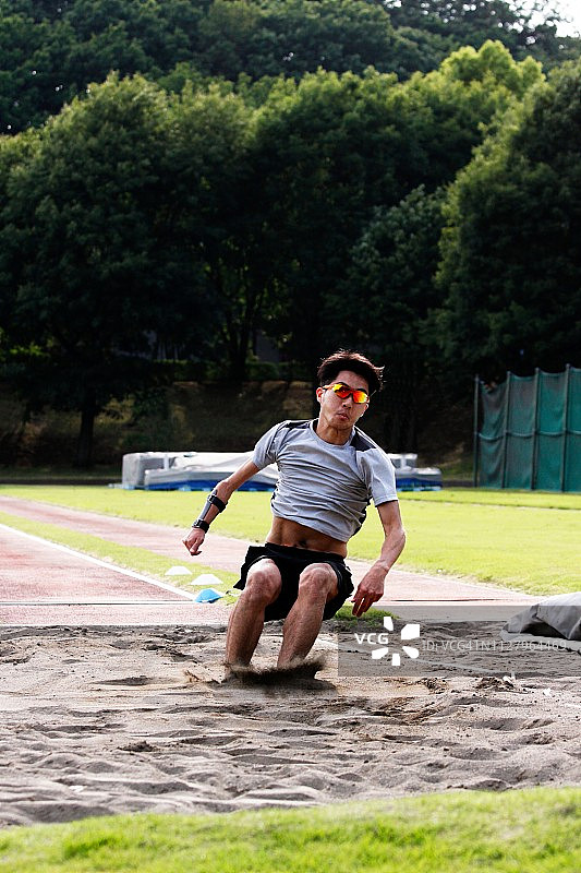 日本残疾人运动员的跳远训练图片素材