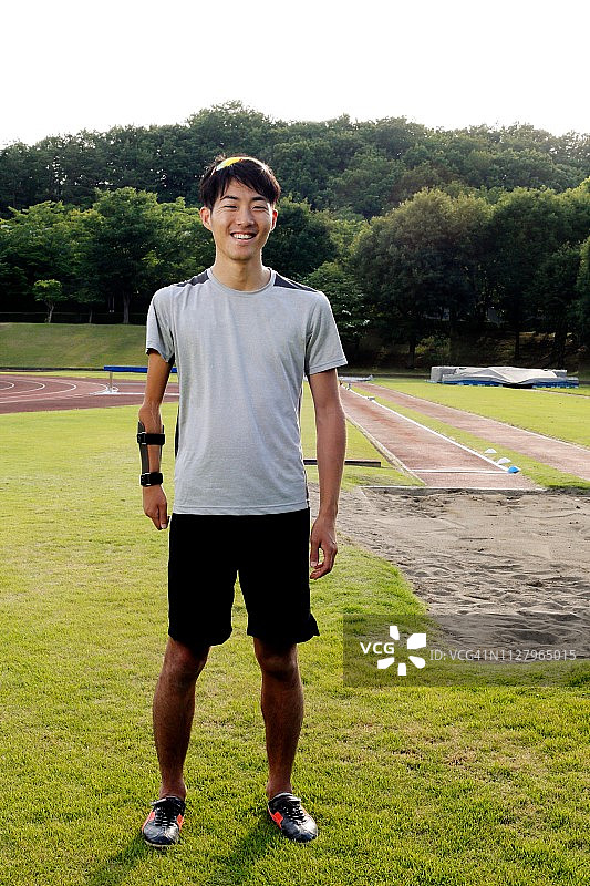 日本残疾人运动员的跳远训练图片素材