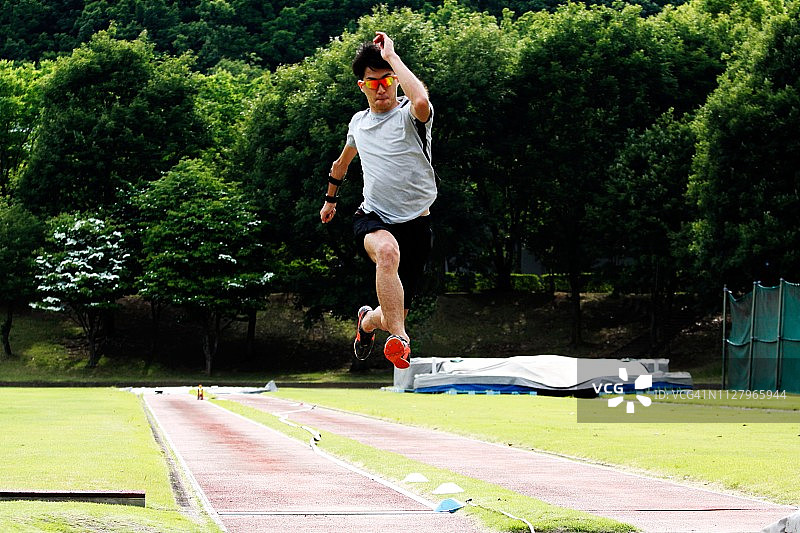 日本残疾人运动员的跳远训练图片素材