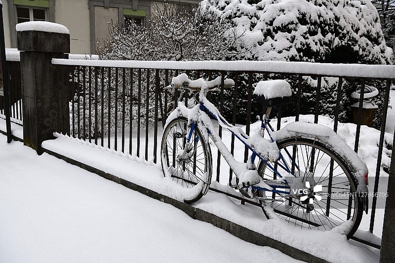 尼道街头的自行车被雪覆盖，瑞士图片素材