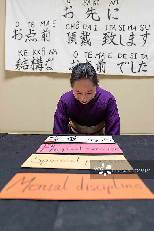 教授日本文化的日本女人图片素材