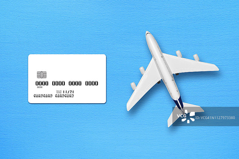 信用卡样机与玩具飞机俯视图图片素材
