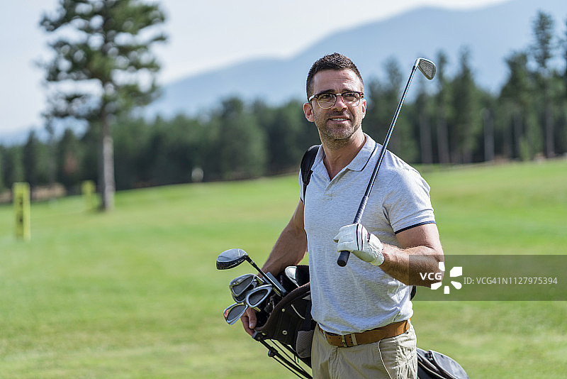 高尔夫球手在球场行走图片素材