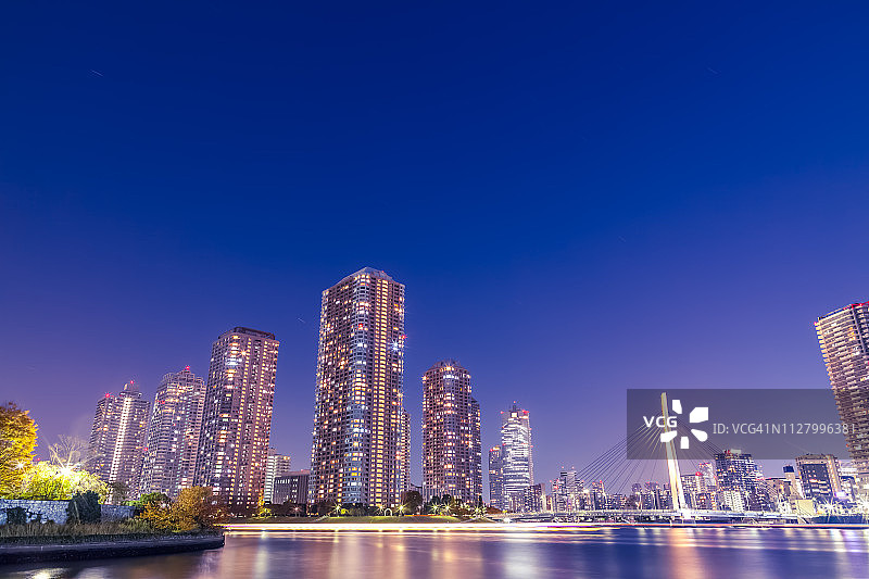 东京隅田川美丽的水滨夜景，灯光轨迹图片素材