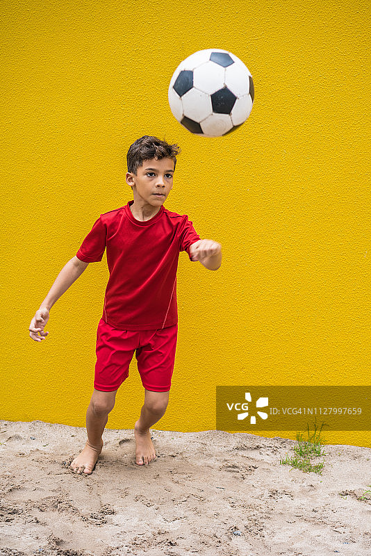 踢足球的男孩图片素材