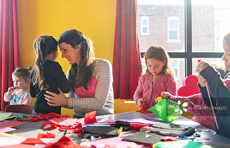 孩子们的手工活动图片素材