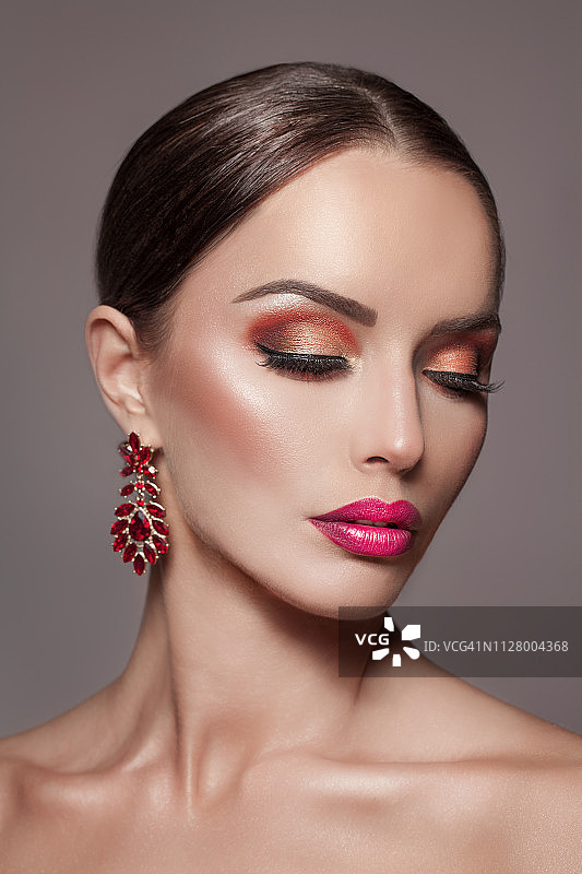 色彩鲜艳妆容的美丽女人闭着眼睛图片素材