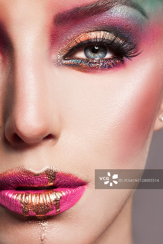 嘴唇上的彩色金色液体妆容图片素材