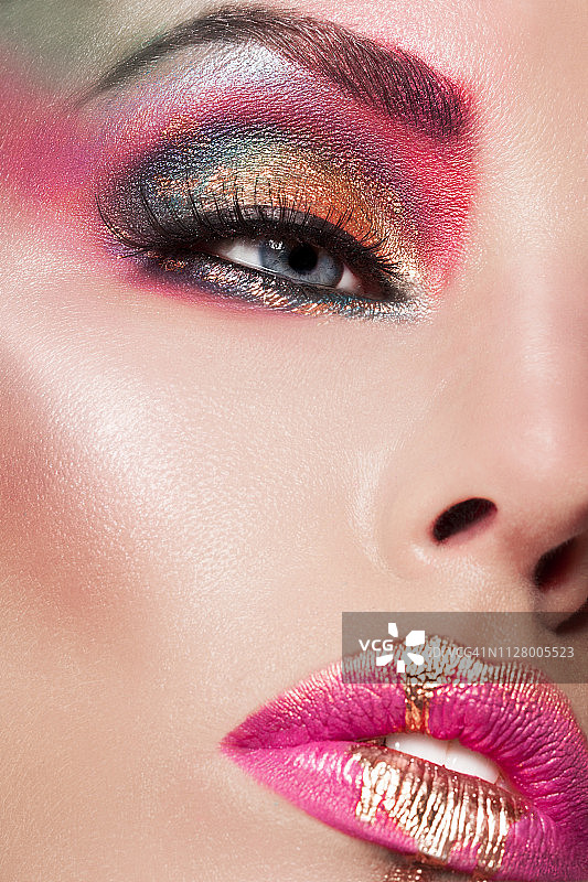 嘴唇上的彩色金色液体妆容图片素材