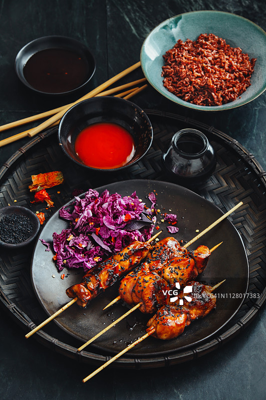 葱烧烤鸡肉串：日式照烧烤鸡串图片素材