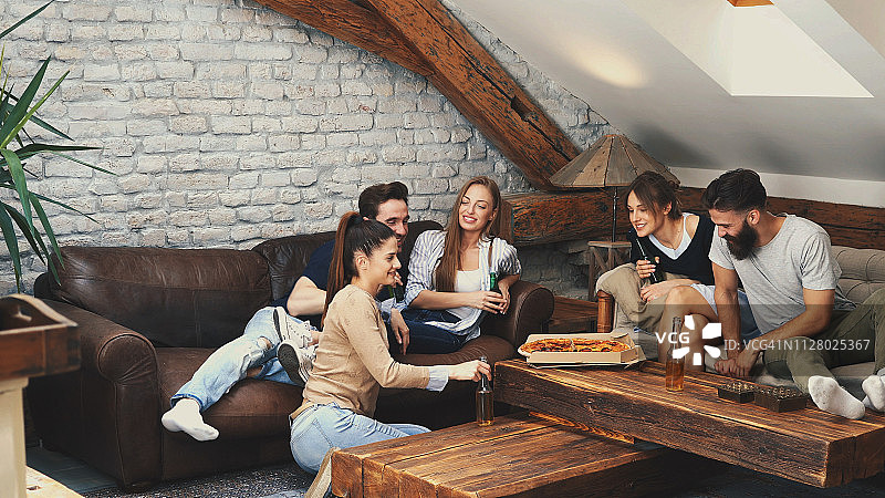 与朋友共度的披萨时光图片素材