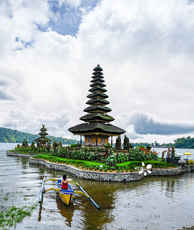 巴厘岛布拉坦水神庙红裙女子图片素材