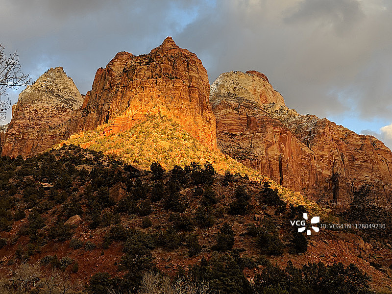 犹他州锡安国家公园东哨兵峰的日落辉光图片素材