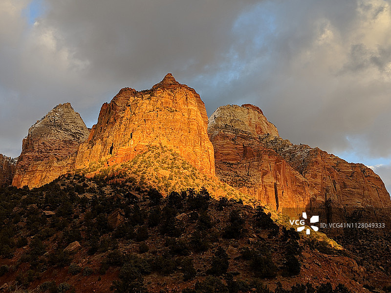 犹他州锡安国家公园东哨兵峰的日落辉光图片素材