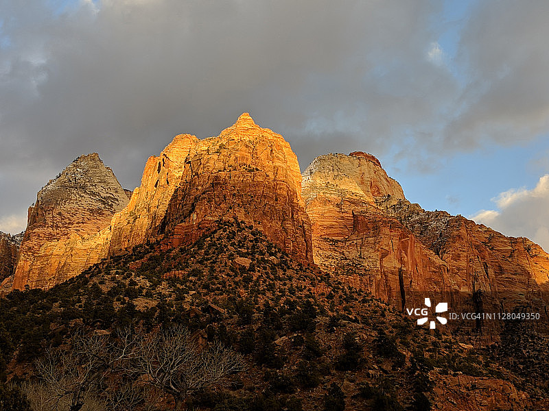 犹他州锡安国家公园东哨兵峰的日落辉光图片素材