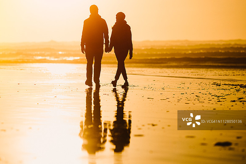 俄勒冈海岸的成熟夫妇剪影图片素材