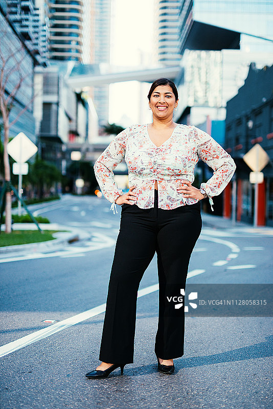 在美国金融区工作的拉丁裔中年女商人图片素材