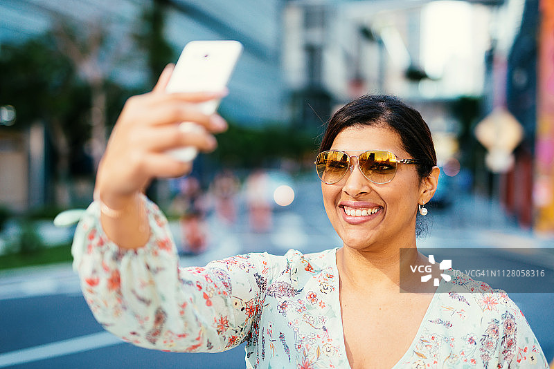 拉丁裔中年女商人在美国金融区自拍图片素材