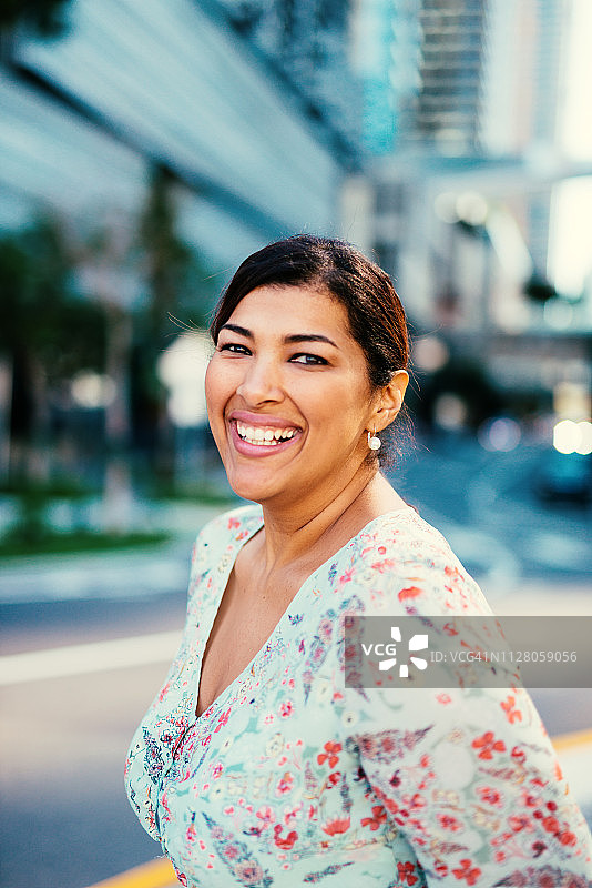 在美国金融区微笑的拉丁裔中年女商人图片素材