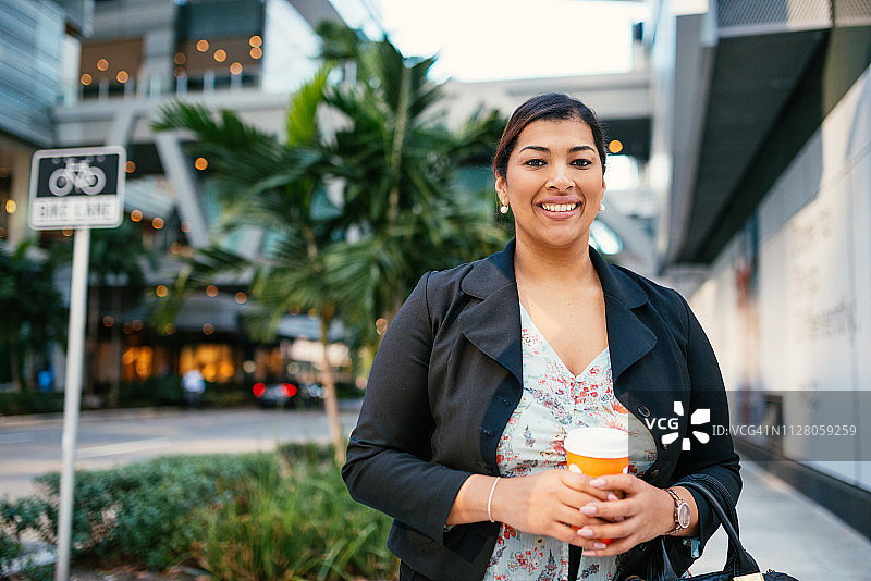 在美国金融区工作的拉丁裔中年女商人图片素材