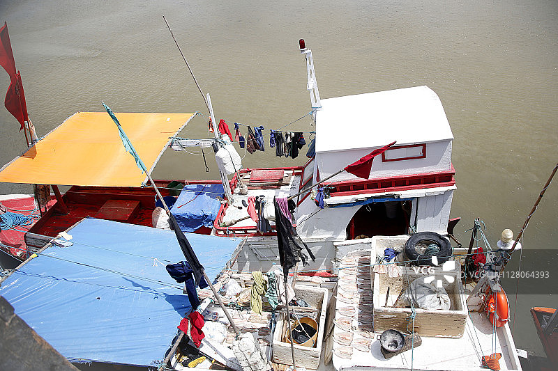 停泊在巴西圣若昂-德皮拉巴斯港的渔船图片素材