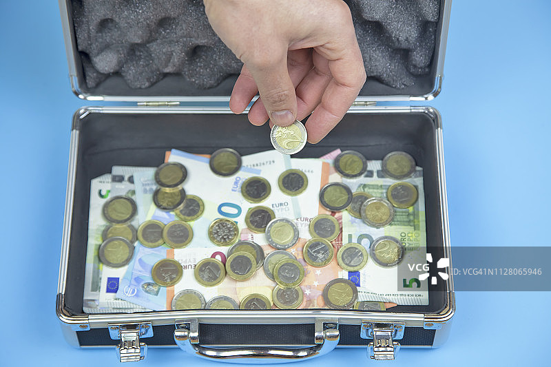 金属公文包现金箱，装满现金的手提箱图片素材