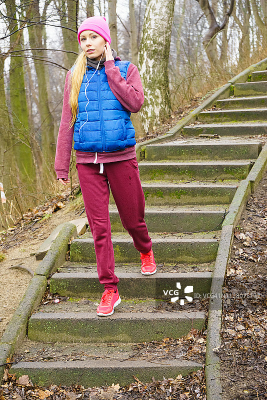 秋天穿着运动服在户外运动的妇女图片素材