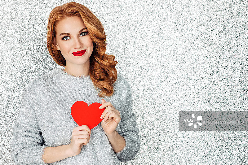 手持爱心明信片的漂亮女孩图片素材
