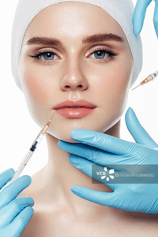 女人接受面部注射图片素材