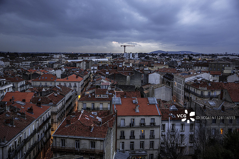 黄昏时分的蒙彼利埃老城鸟瞰图片素材