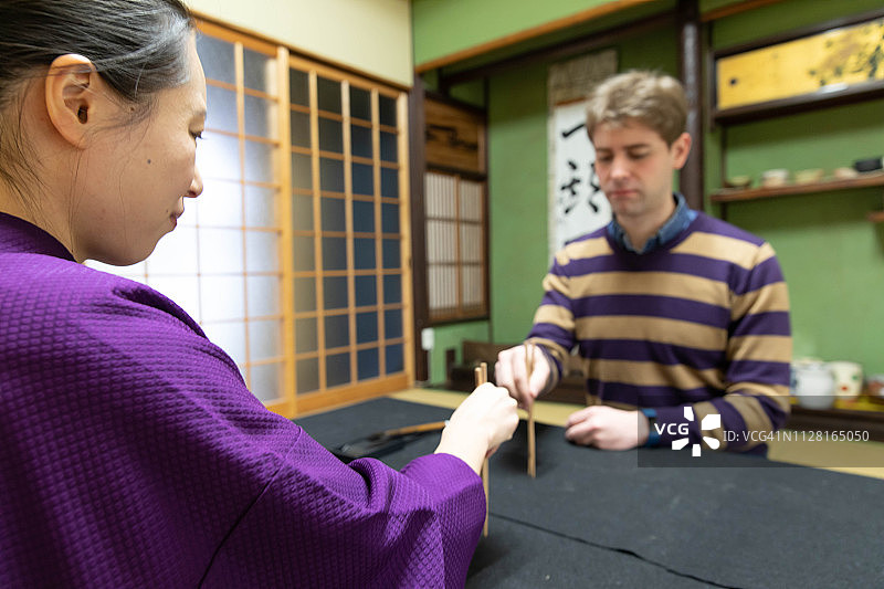 外国人学习日本文化图片素材