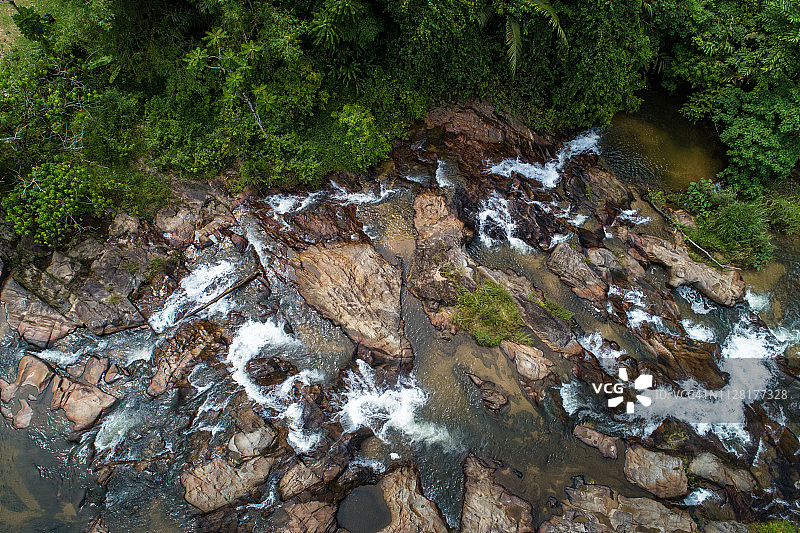 航拍泰国南部的热带森林和瀑布图片素材