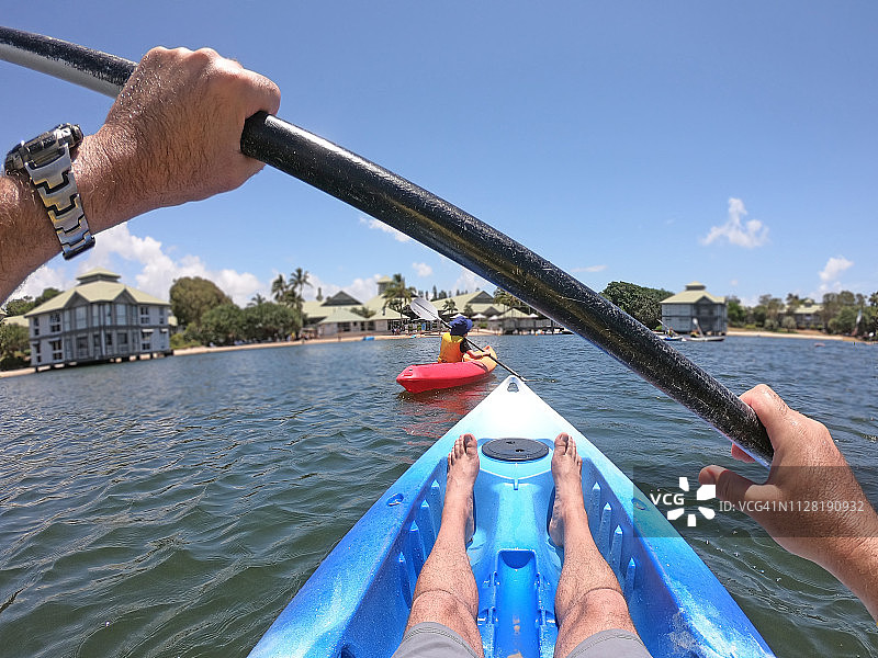 男人在澳大利亚昆士兰州划皮划艇图片素材