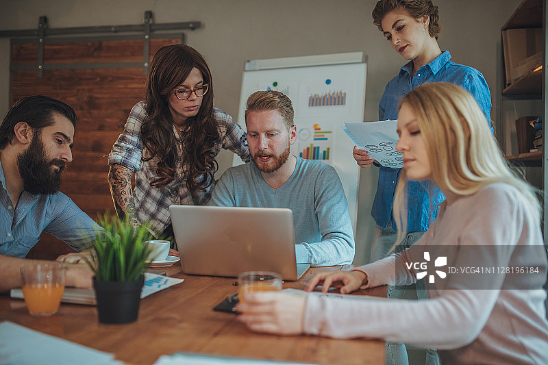 人们在办公室的商务会议上集思广益图片素材