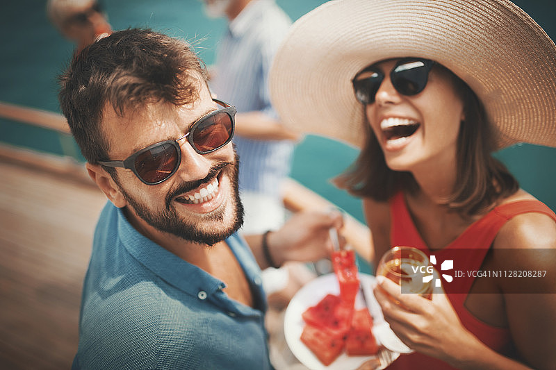 年轻情侣在邮轮上航行图片素材