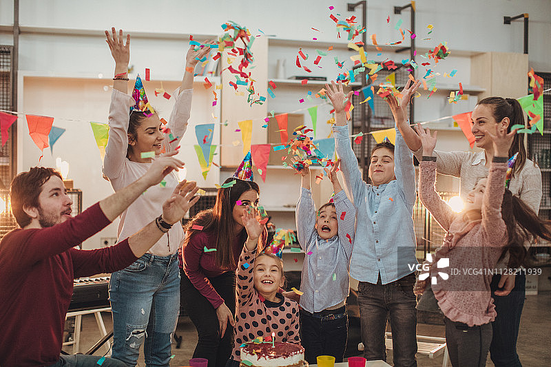 老师和孩子们在生日时扔彩纸图片素材