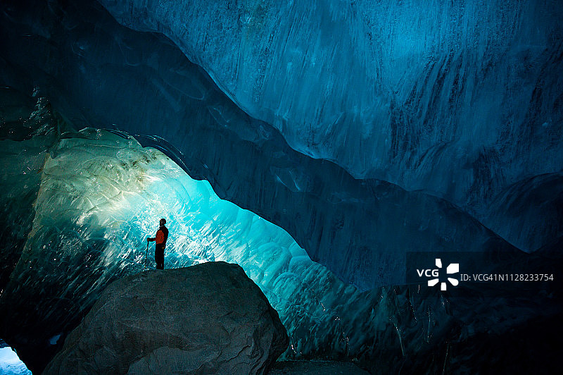 男人探索壮丽的冰川冰洞图片素材