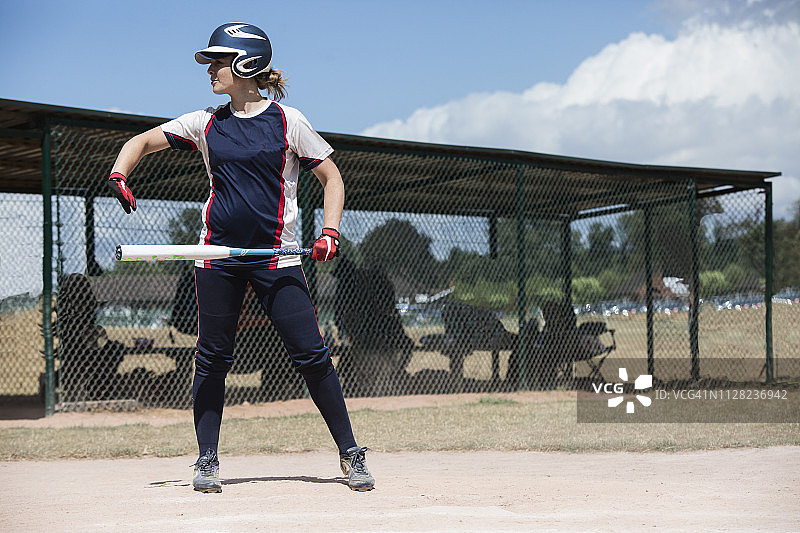 准备击球的女垒球运动员图片素材