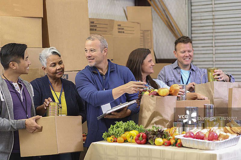 多民族志愿者在食物银行工作图片素材